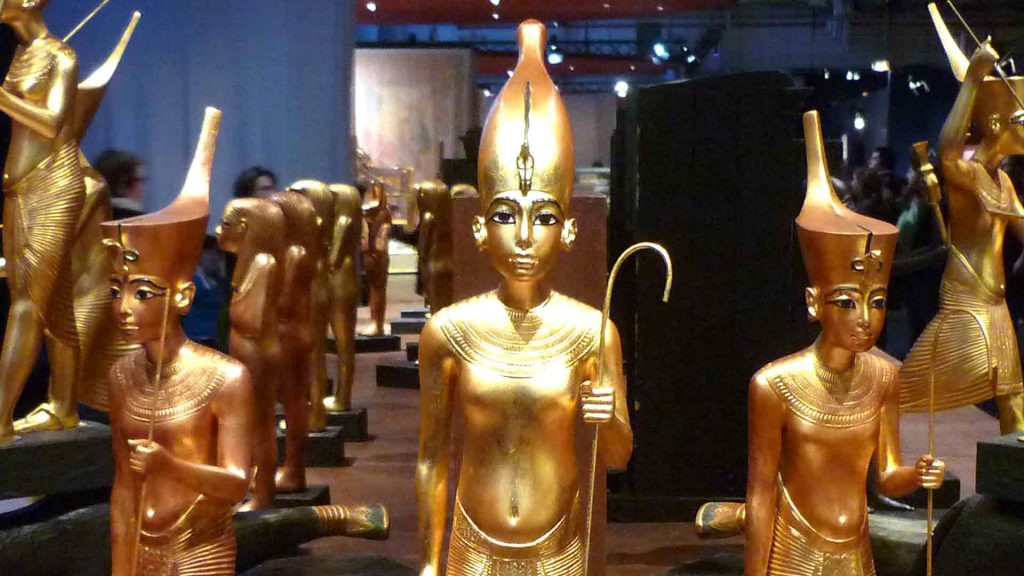 Goldene Statuen im Museum