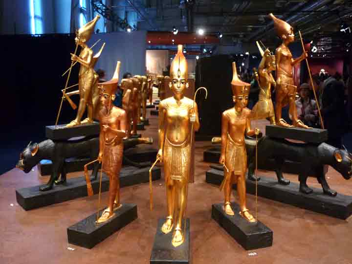 Goldene Statuen in einer Ausstellung