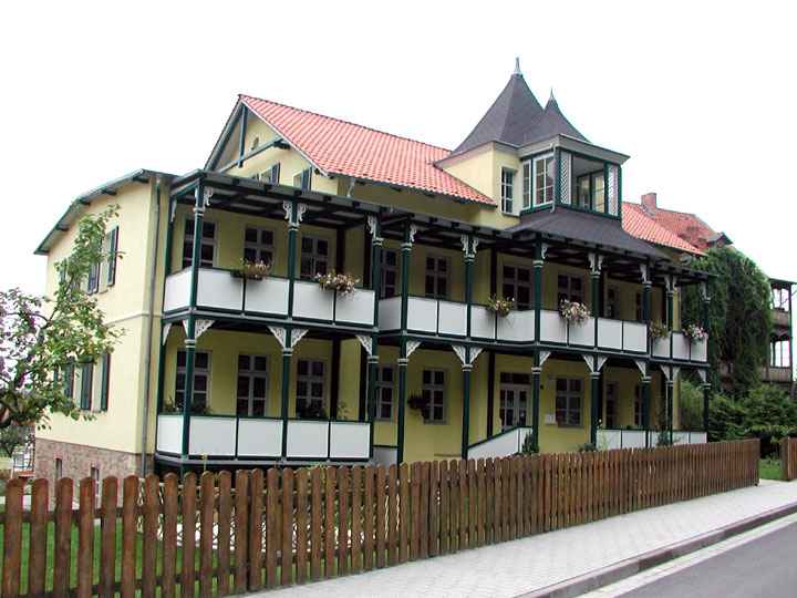 Haus mit den für Bad Suderode typischen Balkonen
