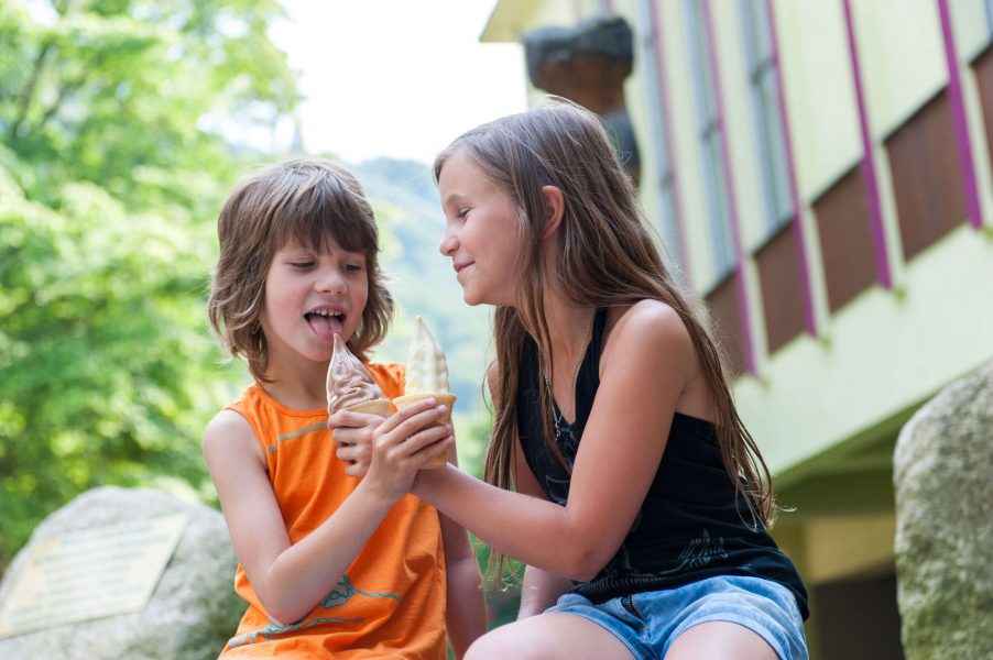 zwei Kinder glücklich mit Eis Hexenkessel Thale