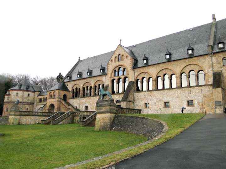 Das Kaiserhaus mit den Kaiserstandbildern in Goslar