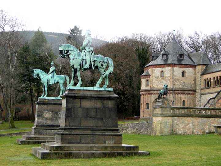 Reiterstandbilder vor der Kaiserpfalz in Goslar