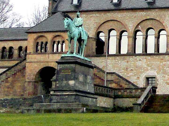 Reiterstandbild von Wilhelm der Grossen vor der Kaiserpfalz in Goslar