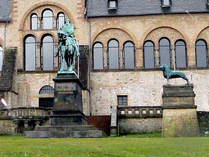 Reiterstandbild von Kaiser Friedrich Barbarossa vor der Kaiserpfalz in Goslar
