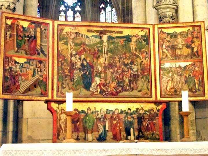 Farbenreicher Altar im Dom in Halberstadt