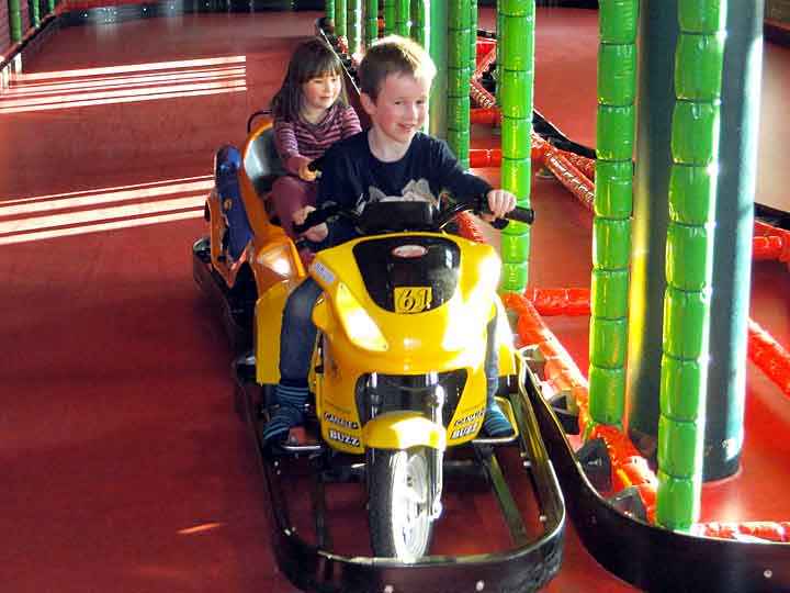 Kartbahnrennen im HaWoGe Indoor-SPIELE-Magazin Halberstadt