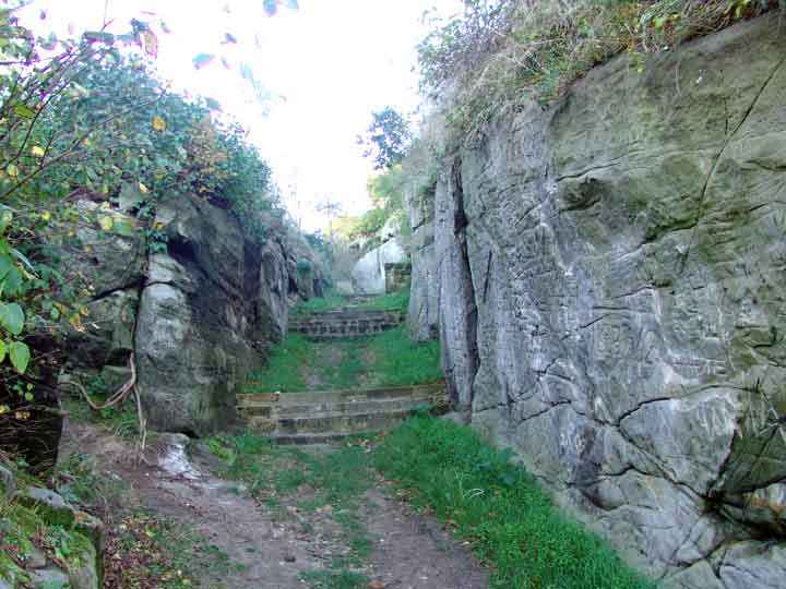 Aufgang zu den Höhlenwohnungen Langenstein
