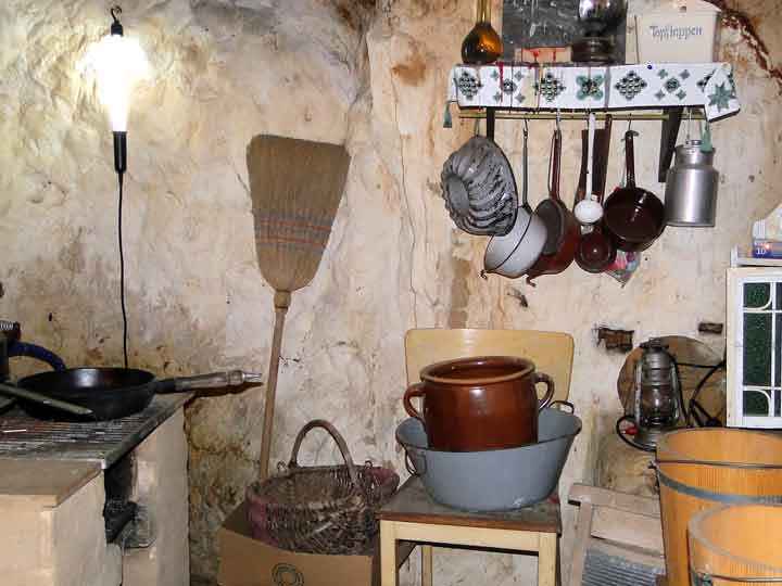 Küche in den Höhlenwohnungen Langenstein