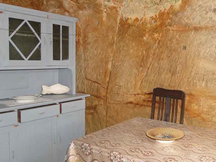 Küchenraum in den Höhlenwohnungen Langenstein