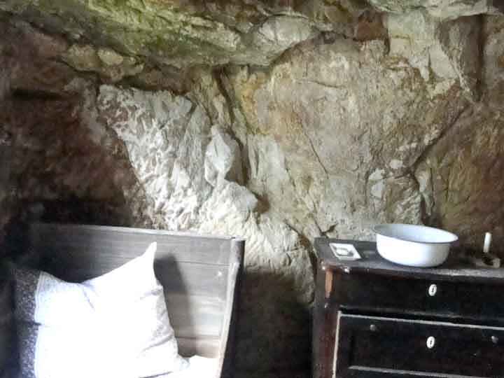 Schlafzimmer mit Waschtisch in Höhlenwohnung Langenstein