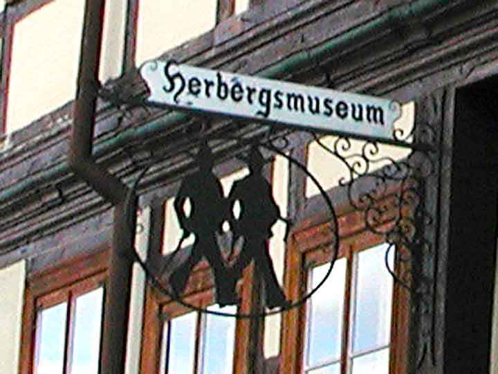 Schild des Herbergmuseums Blankenburg