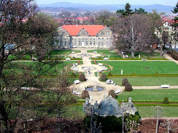 Blick über Gartenanlage zum Kleinen Schloss in Blankenburg