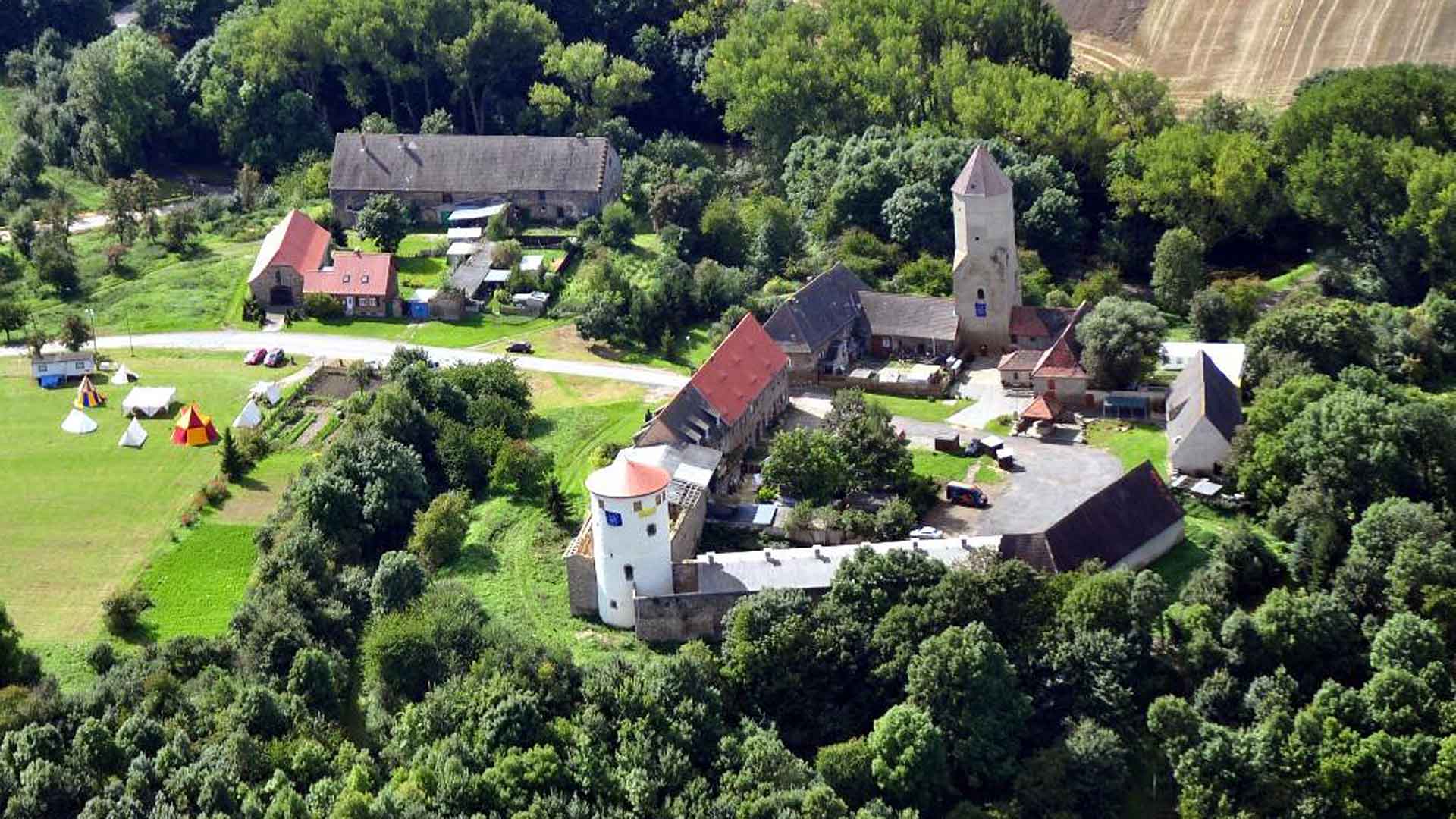 Die Burg Freckleben - Vogelperspektive mit Landschaft