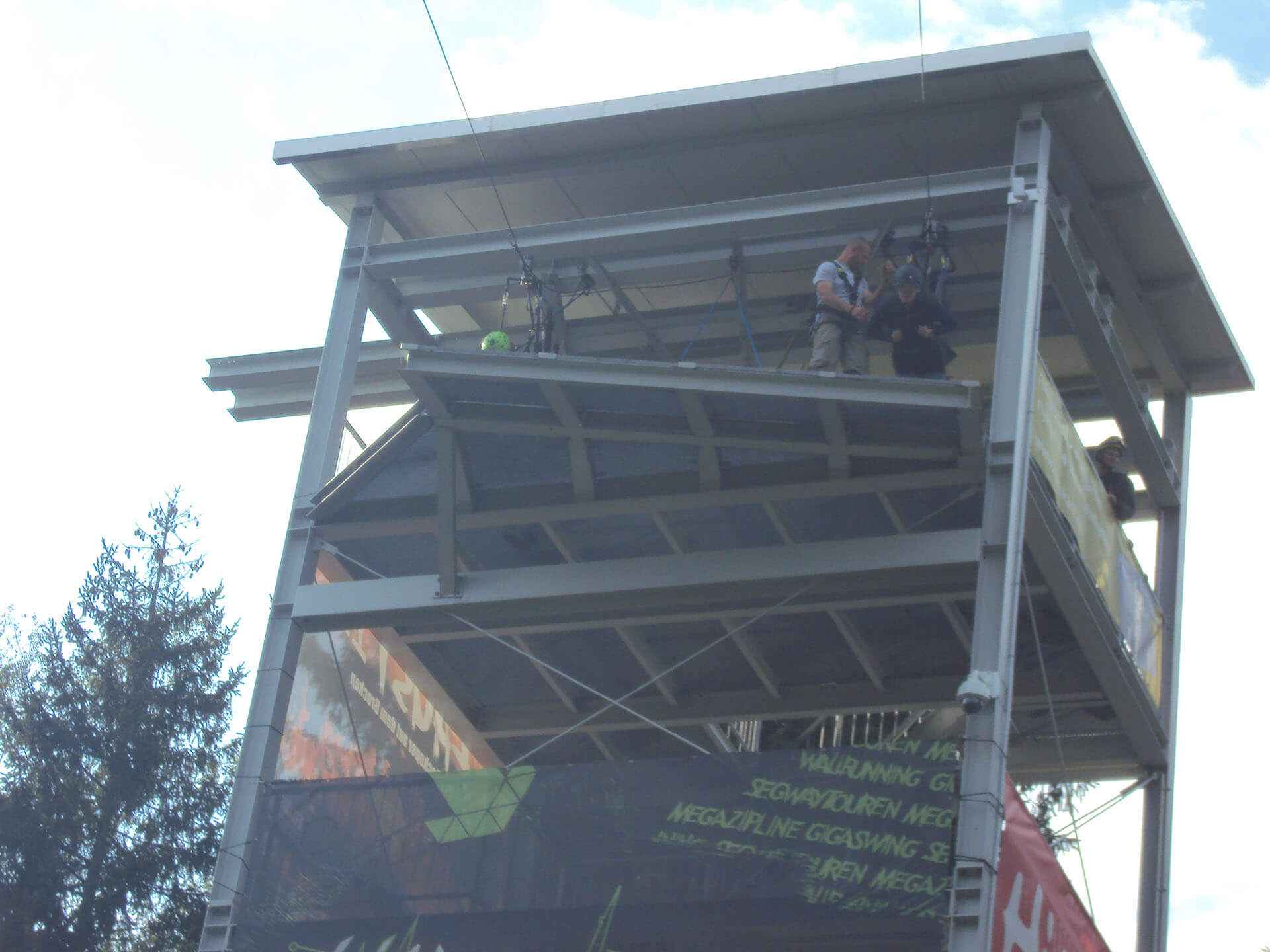 Harzdrenalin Megazipline - erst hinauf auf den Turm, dann hinab über das Wasser