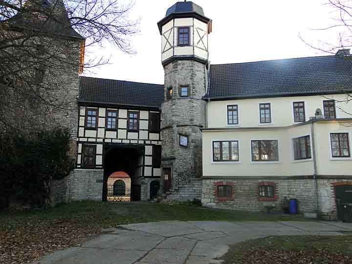 Schloss Emersleben bei Halberstadt - vor dem Eingang