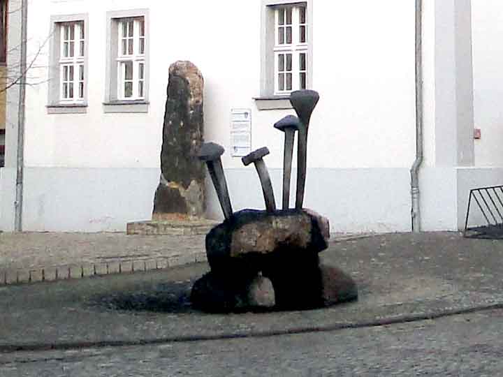 Kunstwerk Nagelstein in Ermsleben am Rathaus
