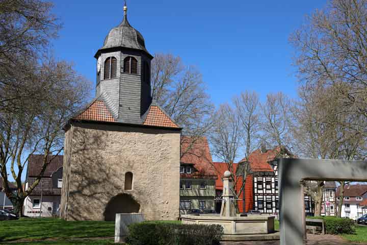 Seesen - St.-Vitus-Turm mit Brunnen, Foto: Stadtmarketing Seesen