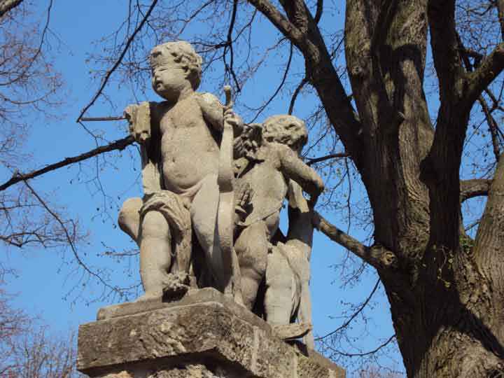 Skulptur im Garten an der Roseburg bei Rieder und Ballenstedt