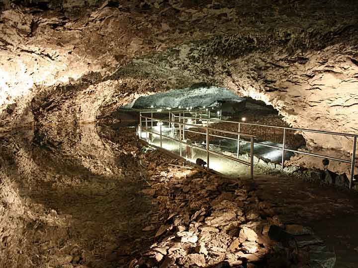 Kristalklares Wasser in der Neptungrotte in der Barbarossahöhle