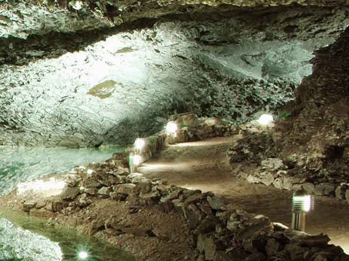 Helles Leuchten im Grottensee Barbarossa in der Barbarossahöhle
