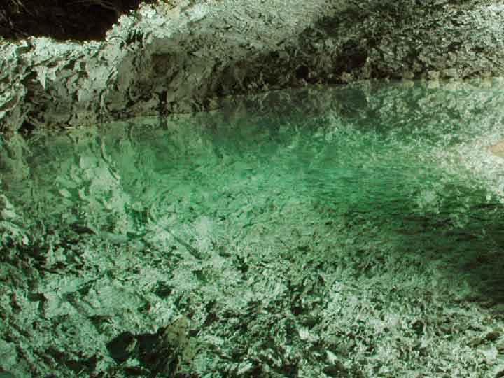 Wasserspiegelung im Grottensee Barbarossa in der Barbarossahöhle