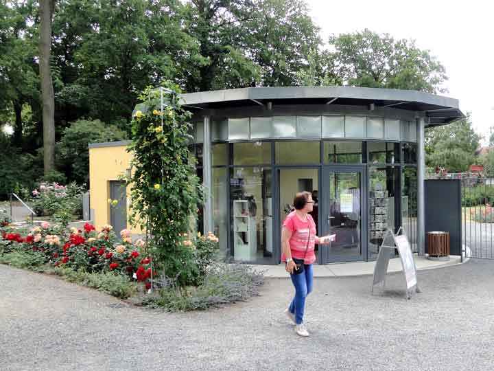 Eingang zum Europa Rosarium Sangerhausen