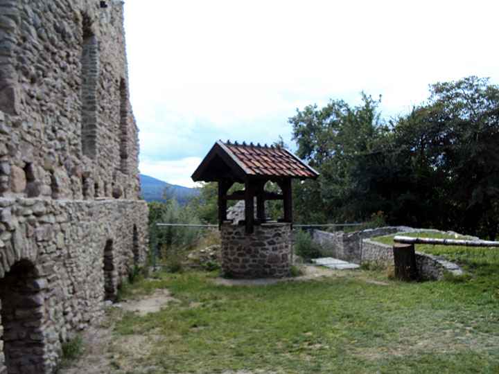 Ruine Stapelburg - Innenhof mit Brunnen