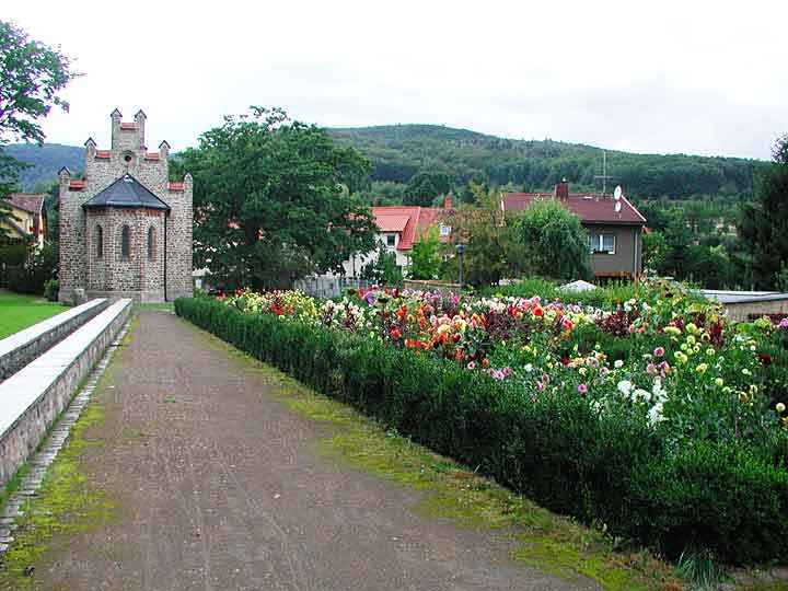 Park an der Kirche in Stecklenberg