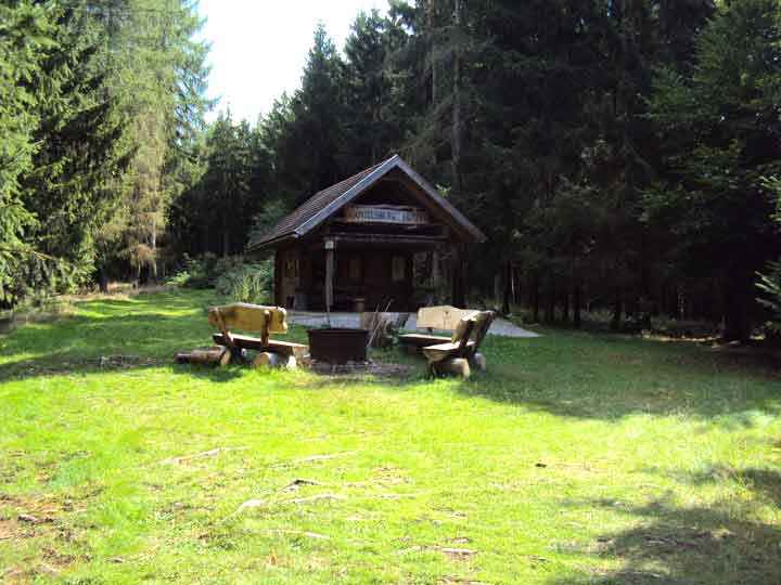 Wanderhütte am Kapitelsberg bei Tanne