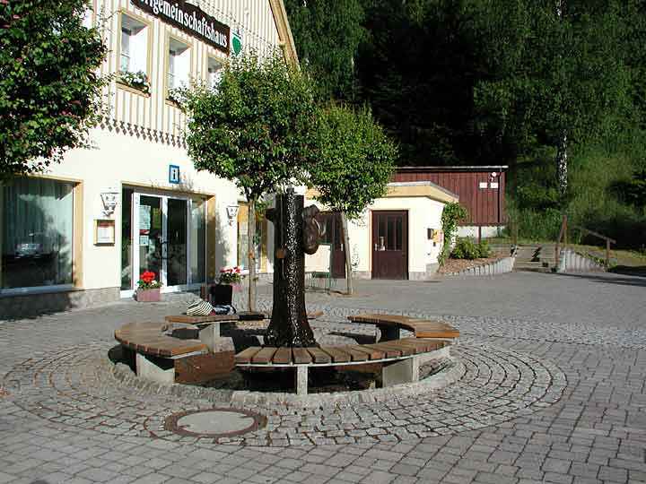 Wandererbrunnen vor dem Dorfgemeinschaftshaus Trautenstein