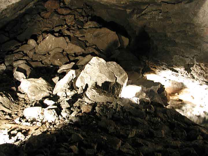 Karstgestein in der Karstschauhöhle Heimkehle Uftrungen