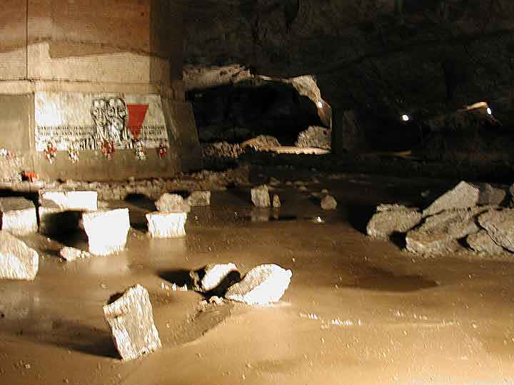 Die Gedenkstätte im Großen Dom in der Karstschauhöhle Heimkehle Uftrungen