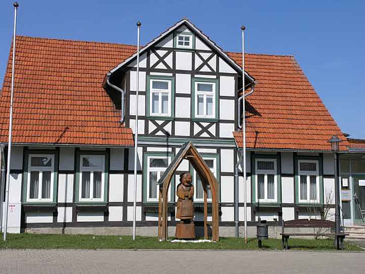 Fachwerk mit Mönch-Denkmal in Walkenried
