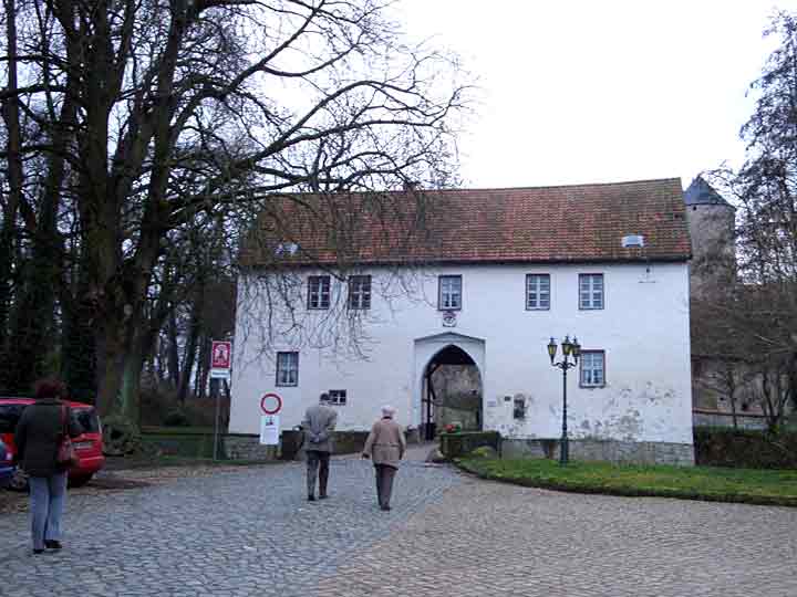 Die Westerburg - Wasserburg im Huy - Eingang