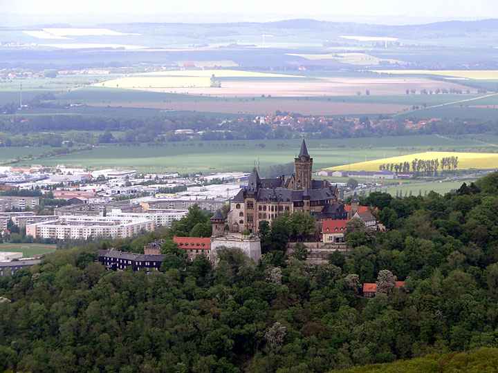 Blick zum Schloss vom Kaiserturm auf dem Armeleuteberg bei Wernigerode