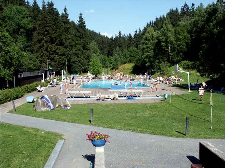 Blick auf Waldschwimmbad in Wildemann