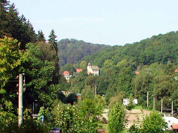 Blick von der Waldbühne zur Dorfkirche Altenbrak