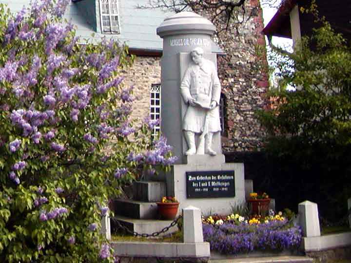 Denkmal vor der Kirche "Unser Lieben Frauen" in Dankerode