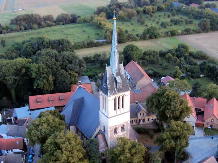 Blick zur Sankt Bonifatius-Kirche in Ditfurt