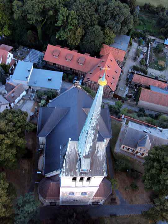 Luftbild der Sankt Bonifatius-Kirche in Ditfurt