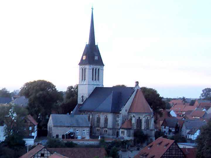 Sankt Bonifatius-Kirche in Ditfurt im Abendlicht