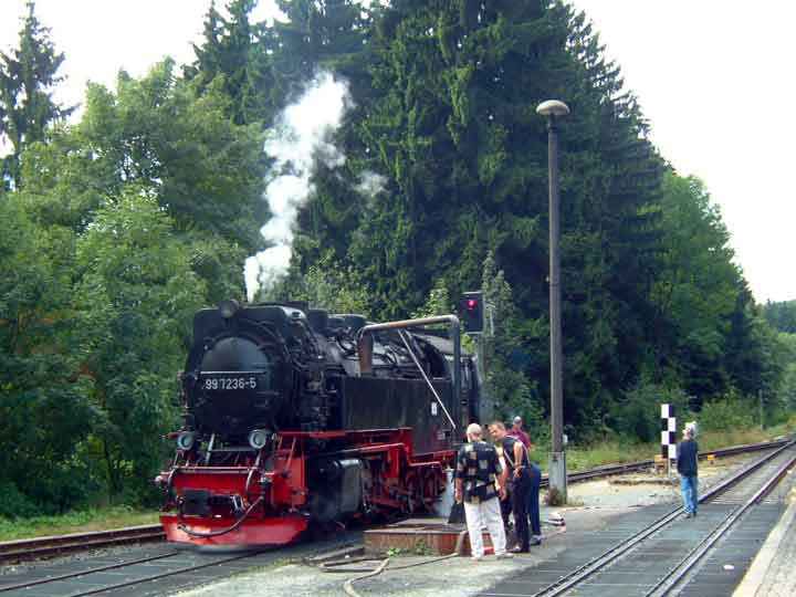 Zug am Bahnhof Drei Annen Hohne