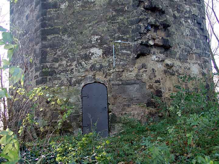 Tür am Bergfried der Gersdorfer Burg zwischen Quedlinburg und Badeborn