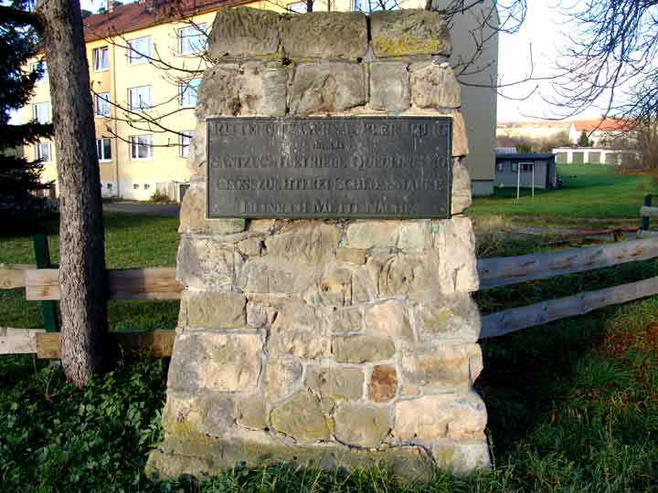 Gedenkstein für die Gersdorfer Burg zwischen Quedlinburg und Badeborn