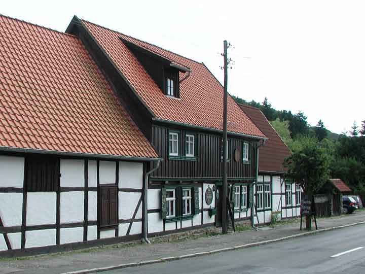 Straßenseite zum Mausefallen und Kuriositäten-Museum Güntersberge