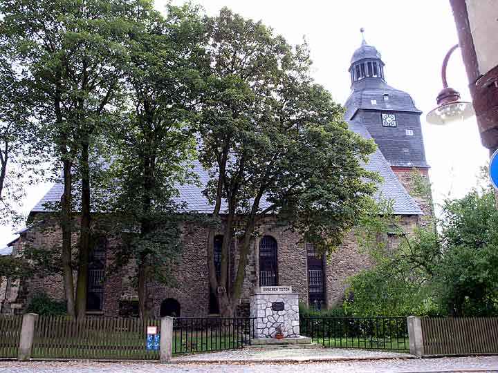 St. Marien Kirche in Harzgerode mit Gedenkstein
