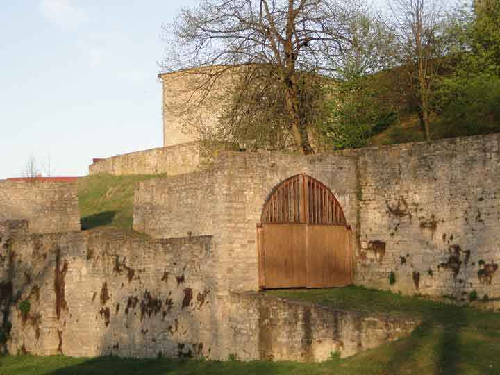 Tor zur Burg Hausneindorf