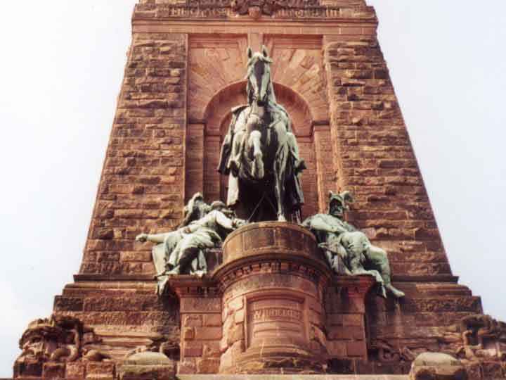 Reiterstandbild Kaiser Wilhelm I. mit Figuren am Kyffhäuser-Denkmal