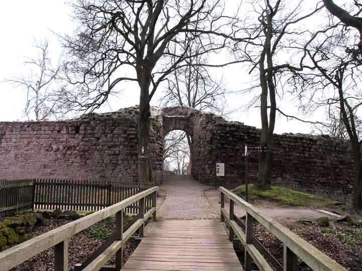 Maueröffnungan der Burg Kyffhausen am Kyffhäuser