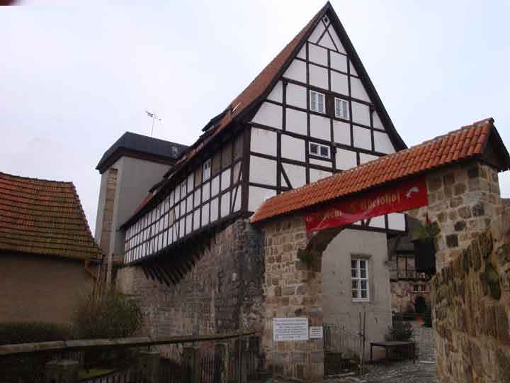 Eingang zum Adelshof in Quedlinburg